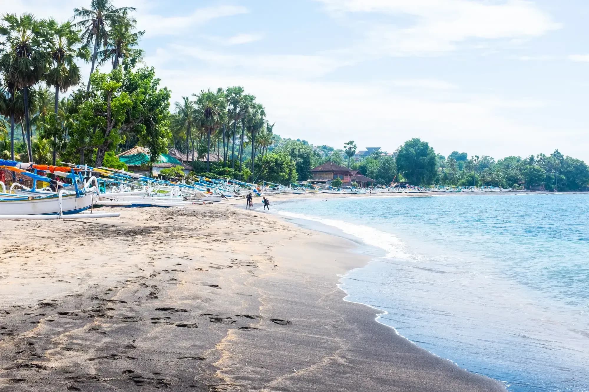 Jukung sur le sable noir d’une plage de pêcheurs, à Amed, Bali