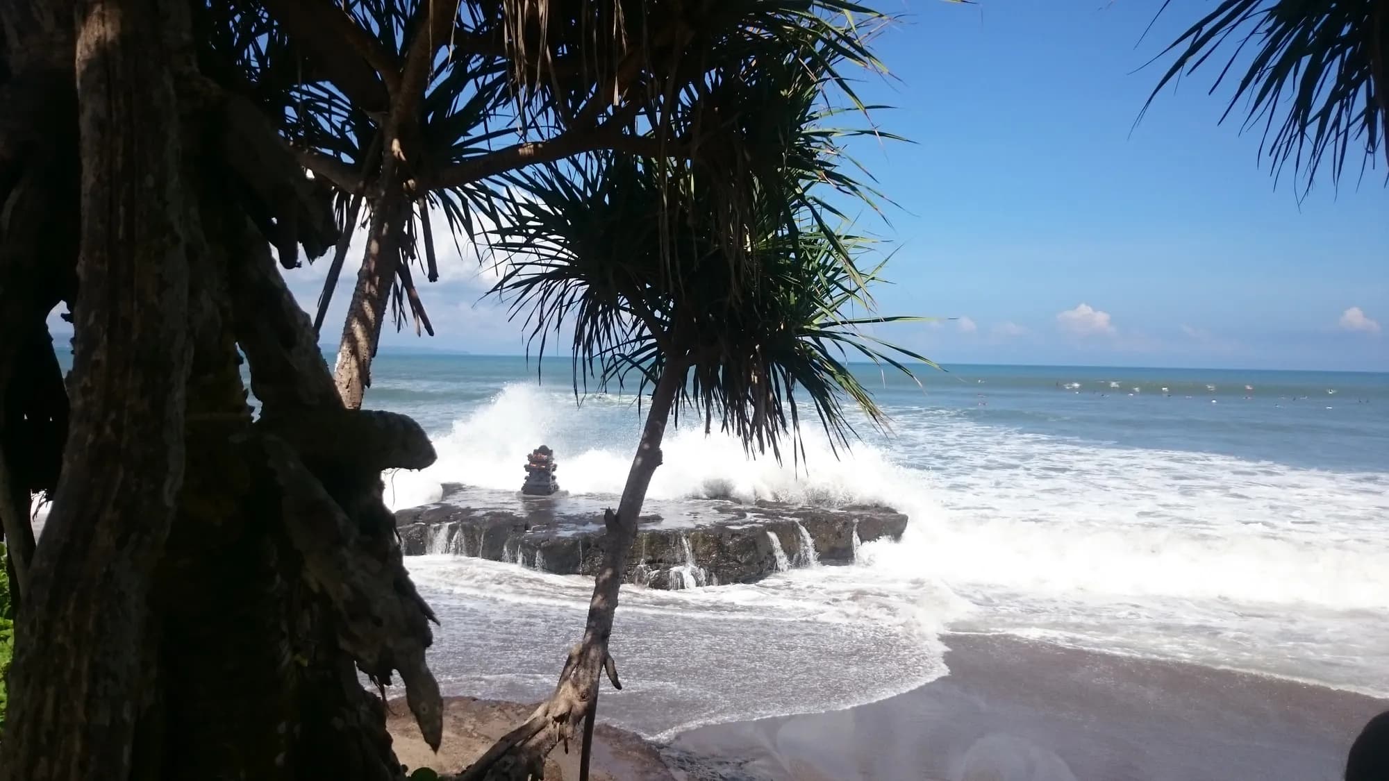 Rocher et autel de Batu Bolong, vagues et surfeurs, à Canggu, Bali
