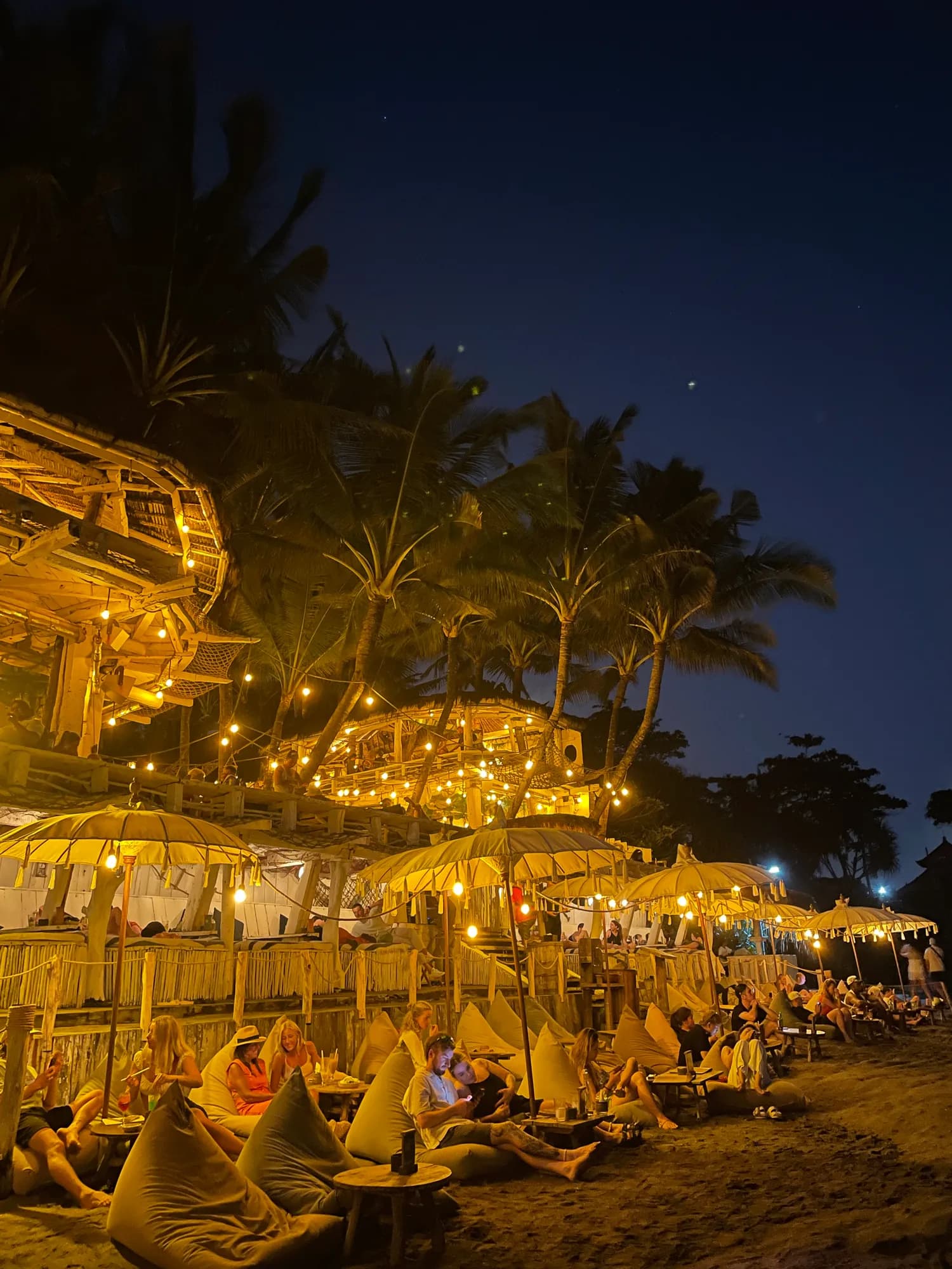 La Brisa, beach club en bord de plage à Echo Beach, Canggu, Bali