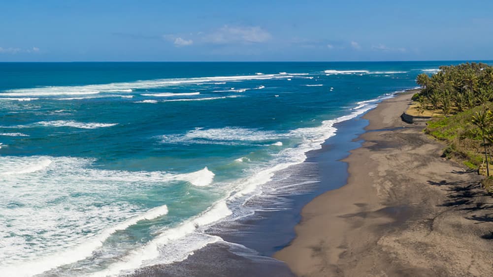 Vue sur la plage de Seseh, mer et palmiers, à Bali