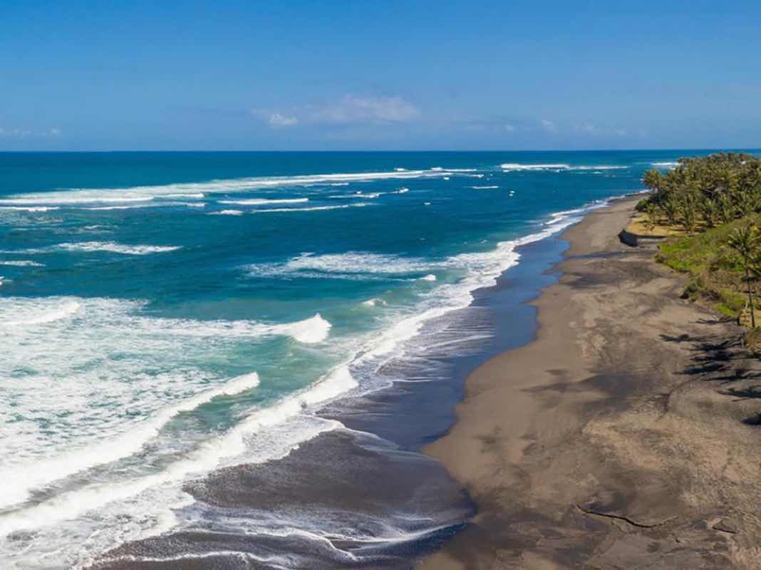 Littoral de Seseh, vagues et sable sombre, à Bali