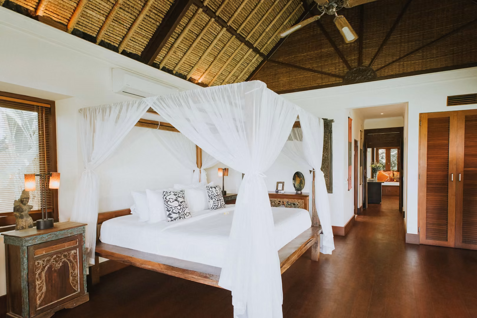 Chambre sous toiture d’alang-alang dans une villa à Bali