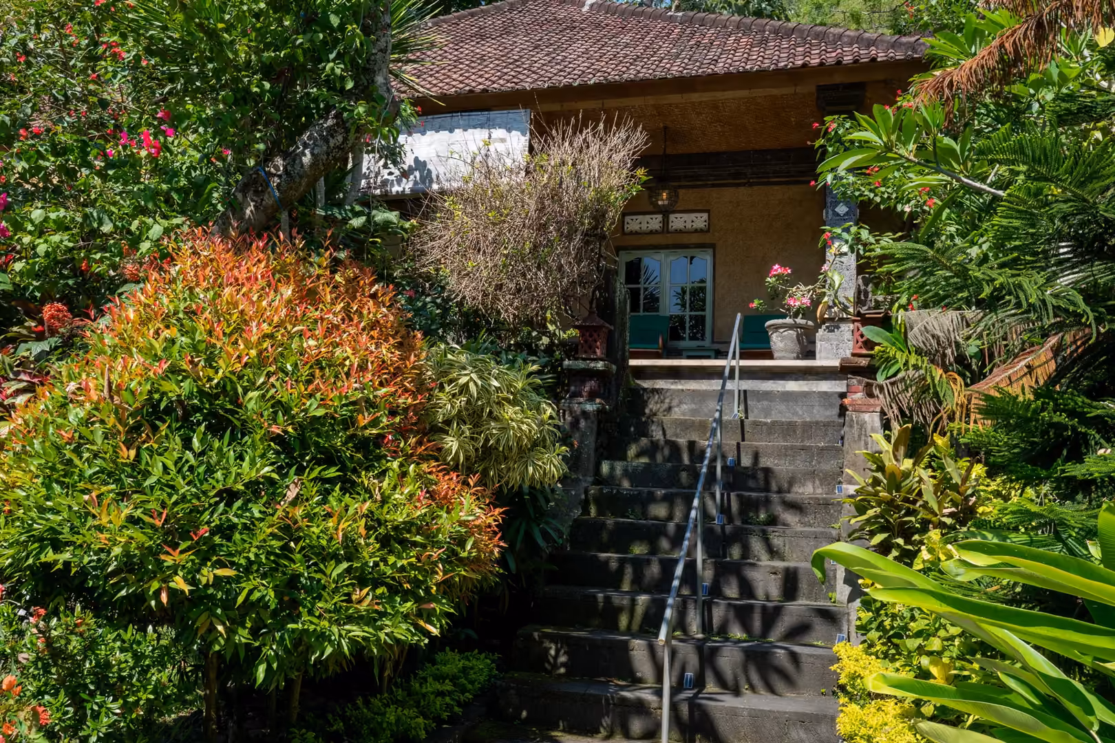 Escalier et maison dans un jardin à Bali