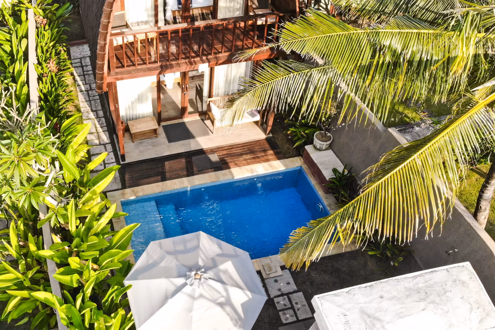 Maison en bois et piscine, vues du ciel, à Bali