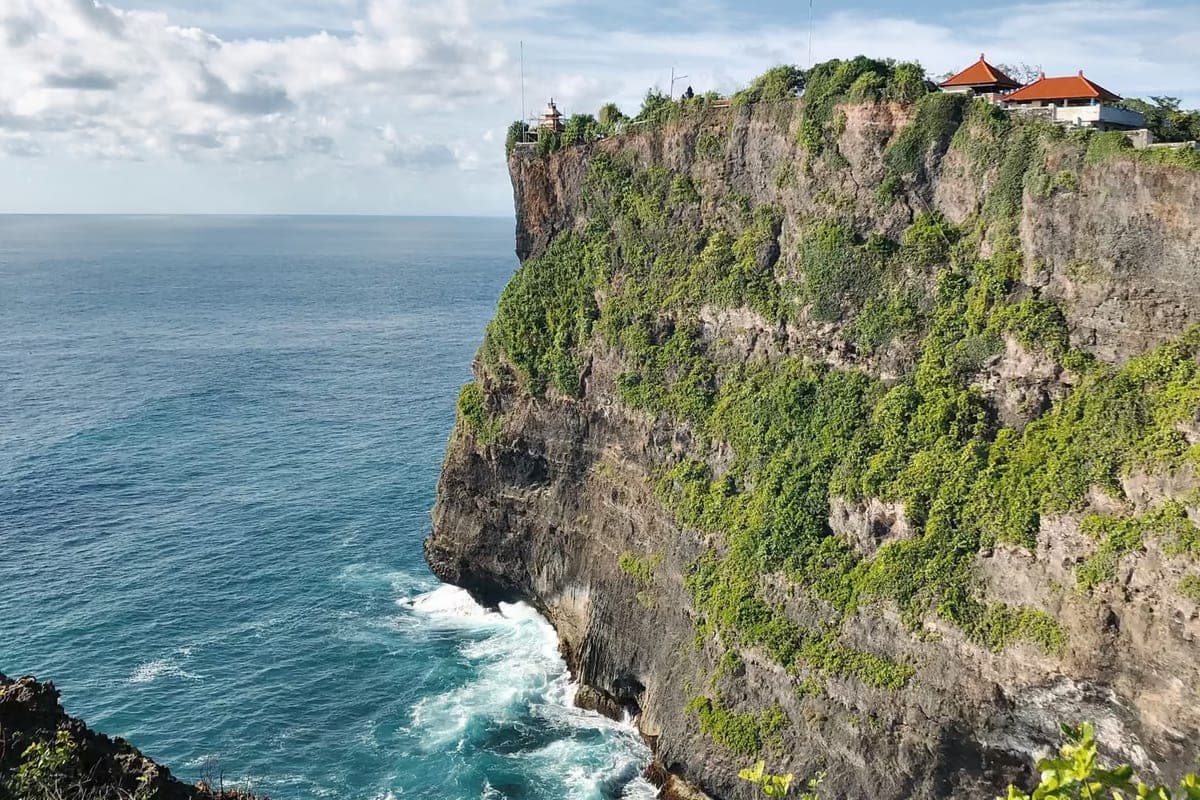 Cliffs and the Uluwatu temple, facing the ocean, in Bali